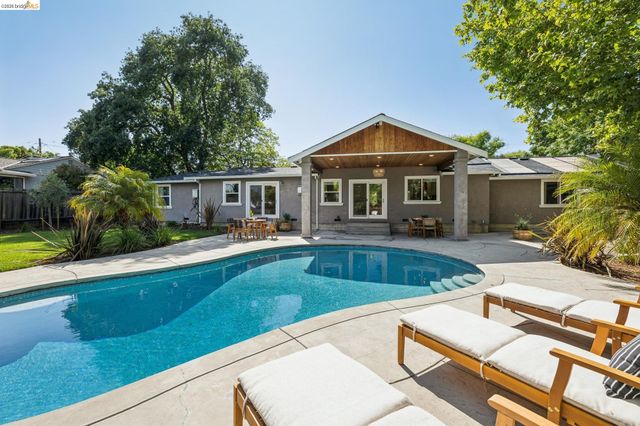 230 Valley Dr, Pleasant Hill, CA 94523