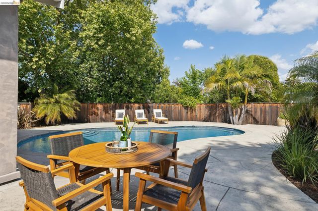 230 Valley Dr, Pleasant Hill, CA 94523
