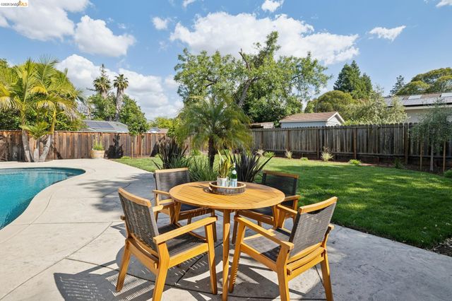 230 Valley Dr, Pleasant Hill, CA 94523