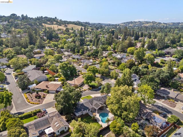 230 Valley Dr, Pleasant Hill, CA 94523
