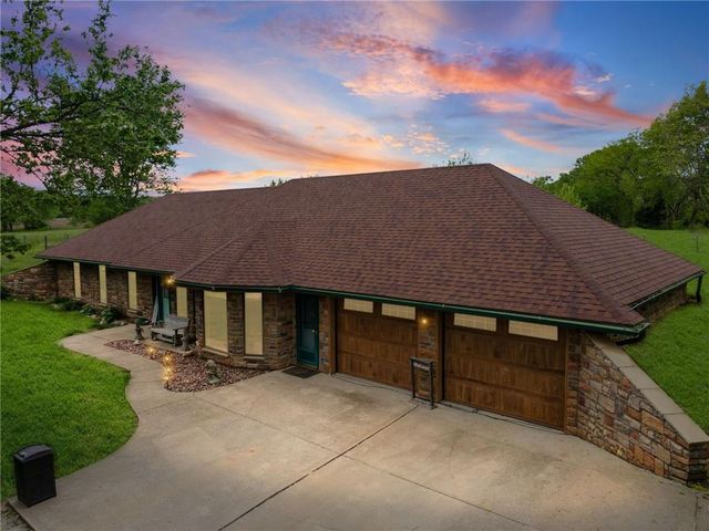 4021 Country Squire Road, Oak Grove, MO 64075