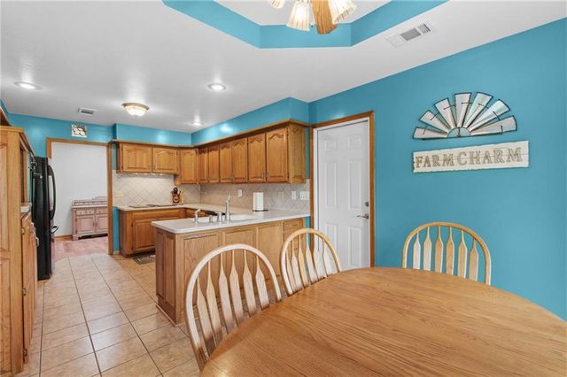4021 Country Squire Road, Oak Grove, MO 64075