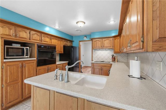 4021 Country Squire Road, Oak Grove, MO 64075