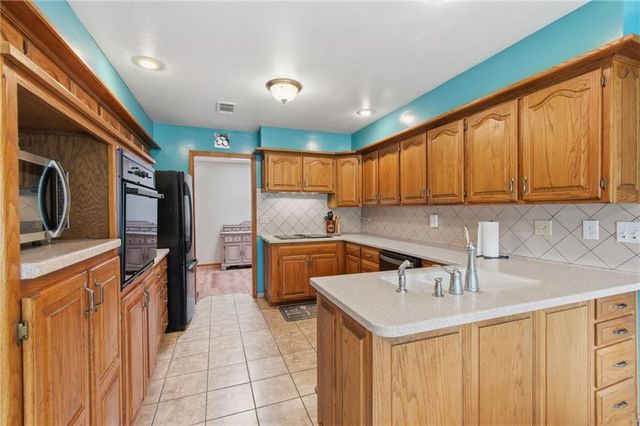 4021 Country Squire Road, Oak Grove, MO 64075