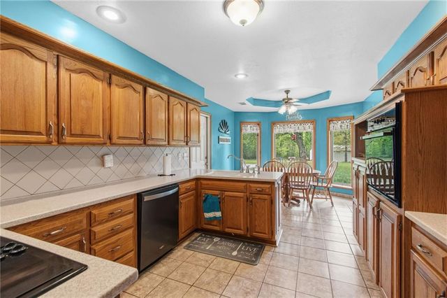 4021 Country Squire Road, Oak Grove, MO 64075