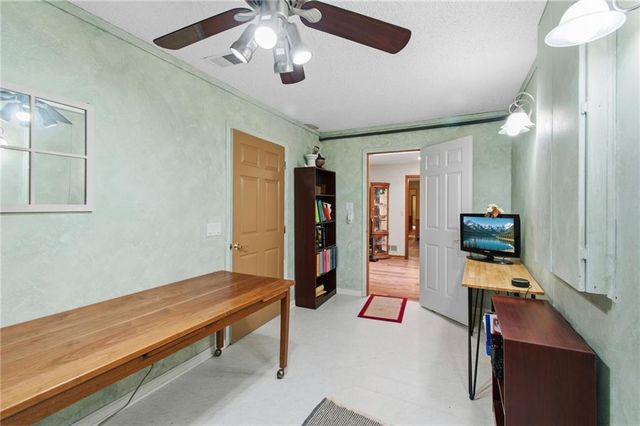 4021 Country Squire Road, Oak Grove, MO 64075