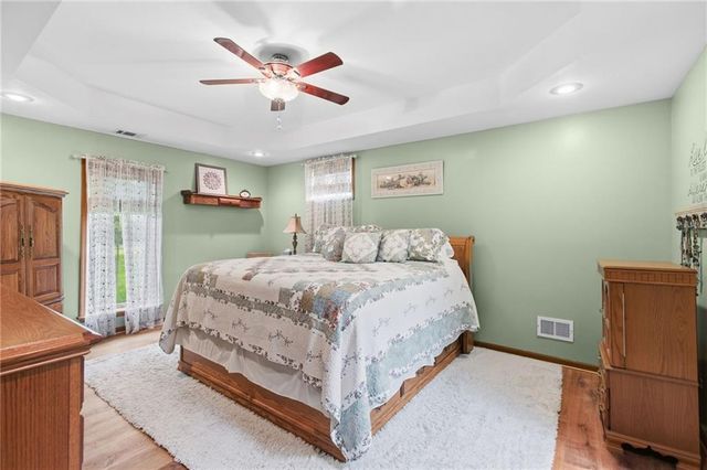 4021 Country Squire Road, Oak Grove, MO 64075