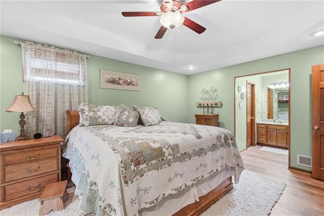 4021 Country Squire Road, Oak Grove, MO 64075