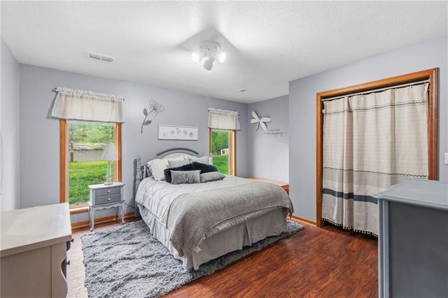 4021 Country Squire Road, Oak Grove, MO 64075