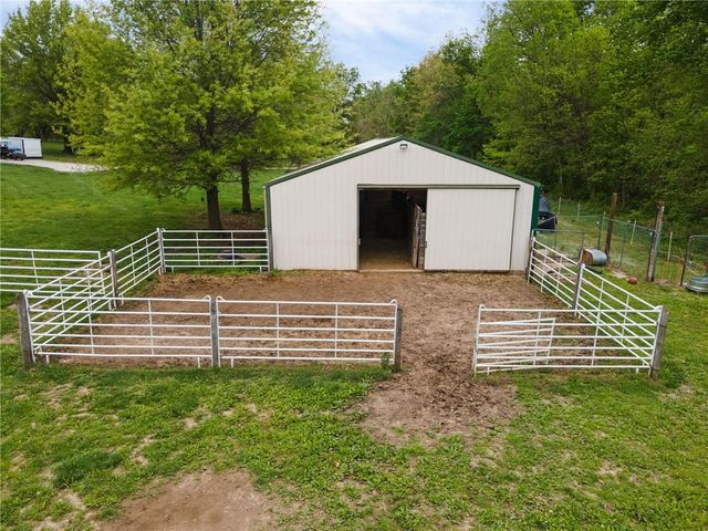 4021 Country Squire Road, Oak Grove, MO 64075