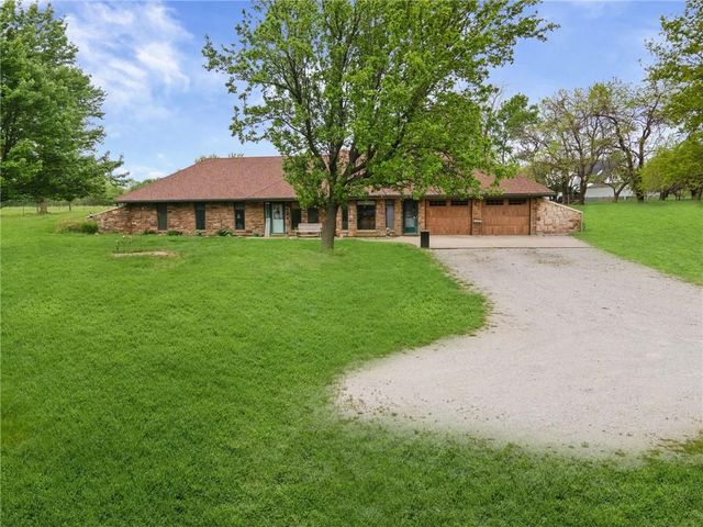 4021 Country Squire Road, Oak Grove, MO 64075