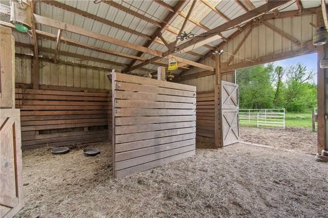 4021 Country Squire Road, Oak Grove, MO 64075