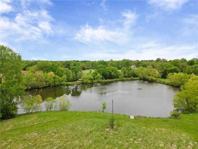 4021 Country Squire Road, Oak Grove, MO 64075