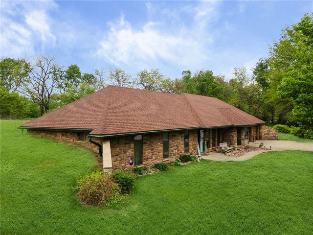 4021 Country Squire Road, Oak Grove, MO 64075