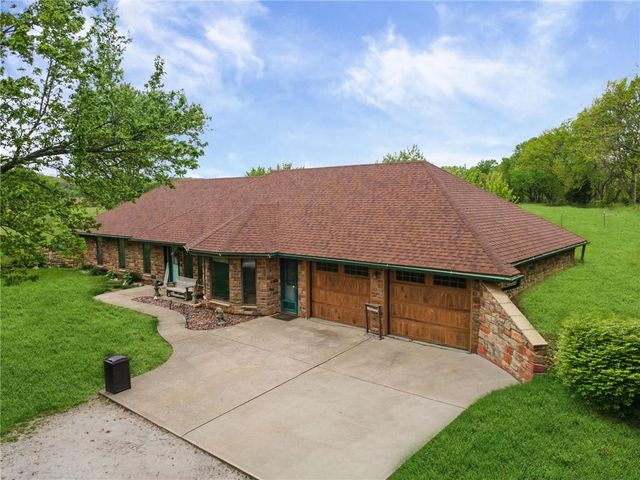 4021 Country Squire Road, Oak Grove, MO 64075