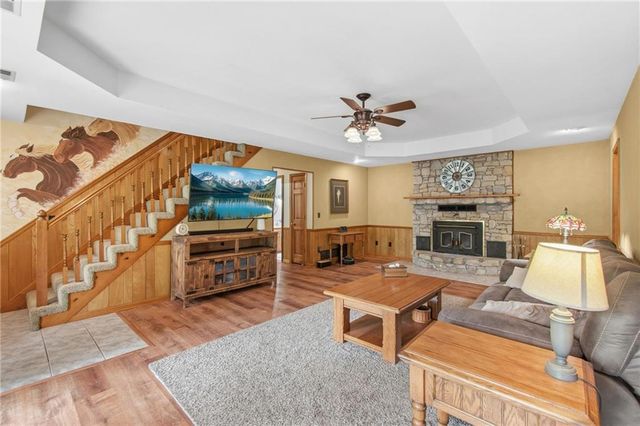 4021 Country Squire Road, Oak Grove, MO 64075