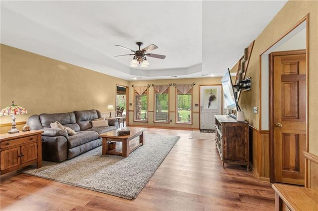 4021 Country Squire Road, Oak Grove, MO 64075