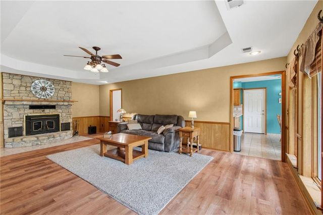 4021 Country Squire Road, Oak Grove, MO 64075
