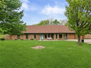 4021 Country Squire Road, Oak Grove, MO 64075