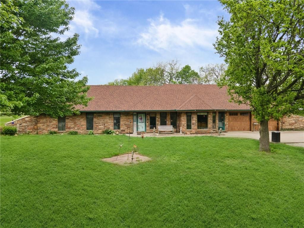 4021 Country Squire Road, Oak Grove, MO 64075