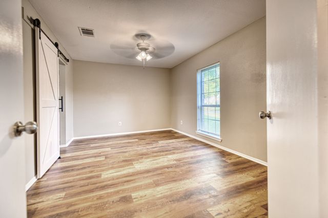 327 Southerland Avenue, Mesquite, TX 75150