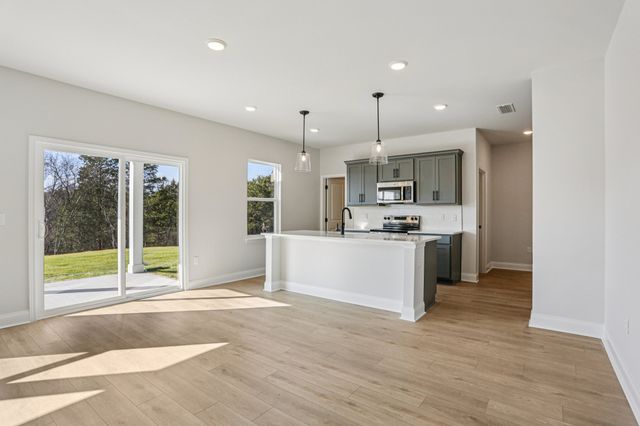 132 Dahlia Dr, La Vergne, TN 37086