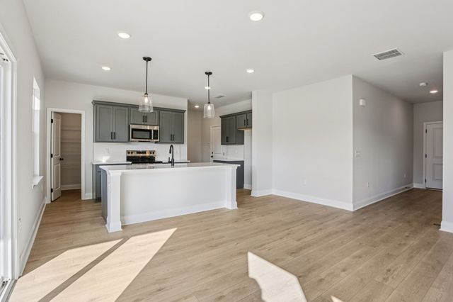 132 Dahlia Dr, La Vergne, TN 37086