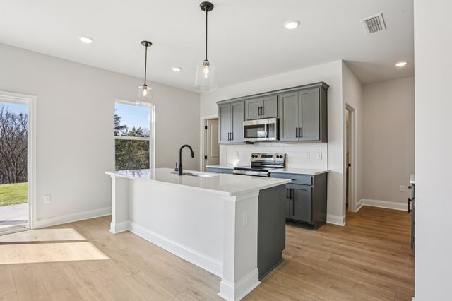 132 Dahlia Dr, La Vergne, TN 37086