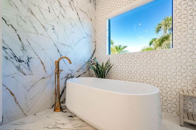 2457 NE 26th Street, Lighthouse Point, FL 33064