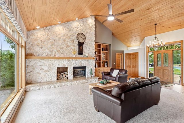N61W37631 Parkview DRIVE, Oconomowoc, WI 53066