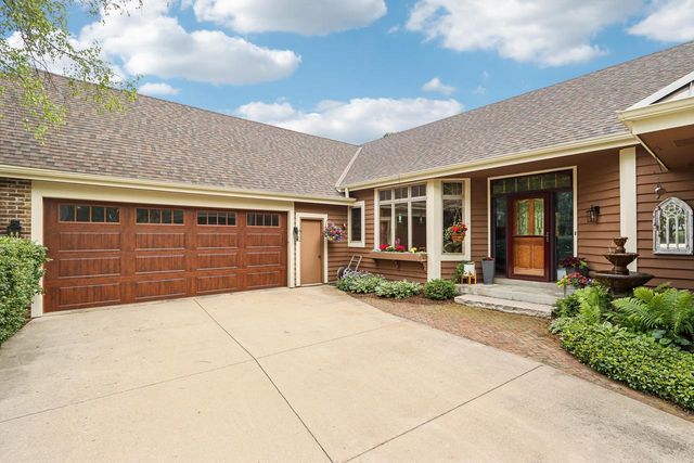 N61W37631 Parkview DRIVE, Oconomowoc, WI 53066