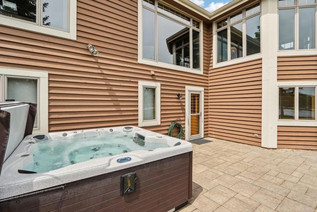N61W37631 Parkview DRIVE, Oconomowoc, WI 53066