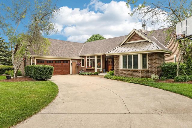 N61W37631 Parkview DRIVE, Oconomowoc, WI 53066