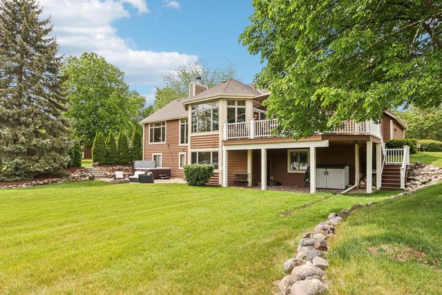 N61W37631 Parkview DRIVE, Oconomowoc, WI 53066