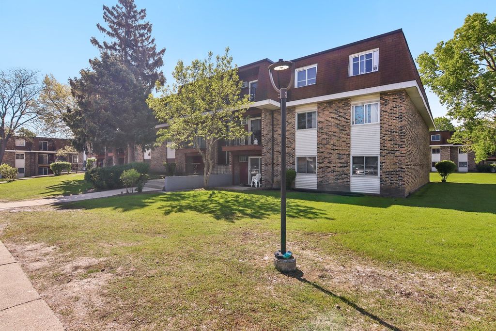 615 Hill Drive 303, Hoffman Estates, IL 60169