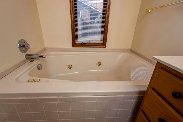 592 E Hillwallen Place, Nixa, MO 65714