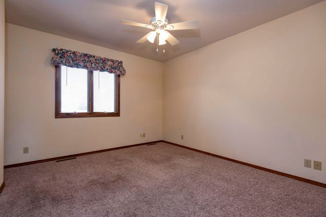 592 E Hillwallen Place, Nixa, MO 65714