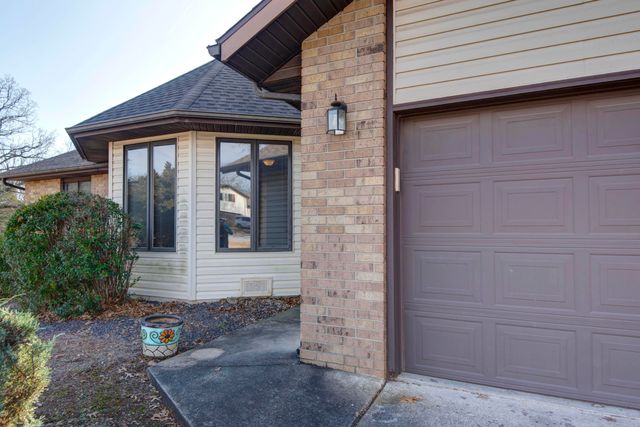 592 E Hillwallen Place, Nixa, MO 65714