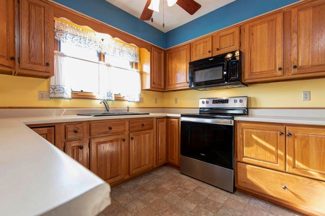 592 E Hillwallen Place, Nixa, MO 65714