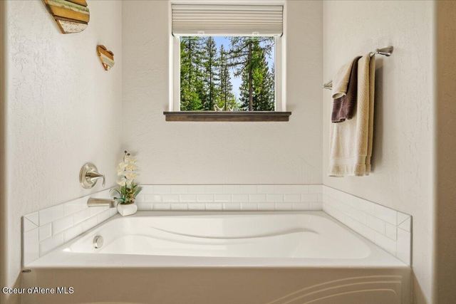 5055 W Whipsaw LN, Rathdrum, ID 83858