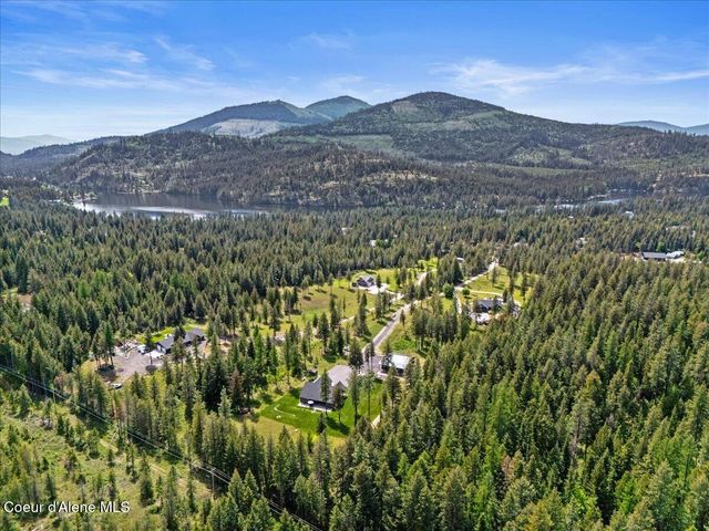 5055 W Whipsaw LN, Rathdrum, ID 83858