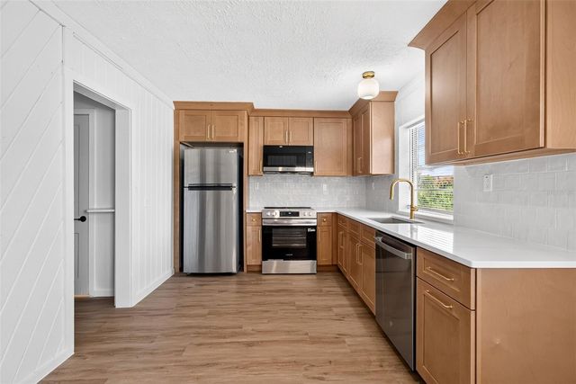 1202 E CAROLINE STREET, Tavares, FL 32778
