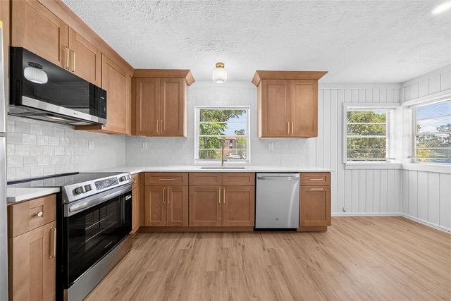 1202 E CAROLINE STREET, Tavares, FL 32778