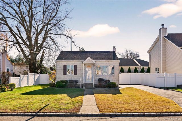 6 Glenda Drive, West Babylon, NY 11704