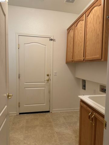 987 Centennial Dr, Brentwood, CA 94513