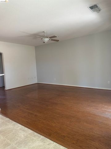 987 Centennial Dr, Brentwood, CA 94513