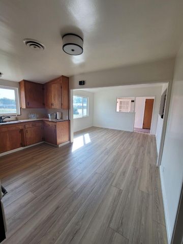 332 W Walnut Avenue, Visalia, CA 93277