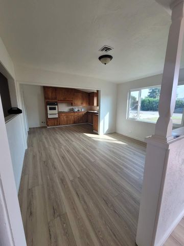332 W Walnut Avenue, Visalia, CA 93277
