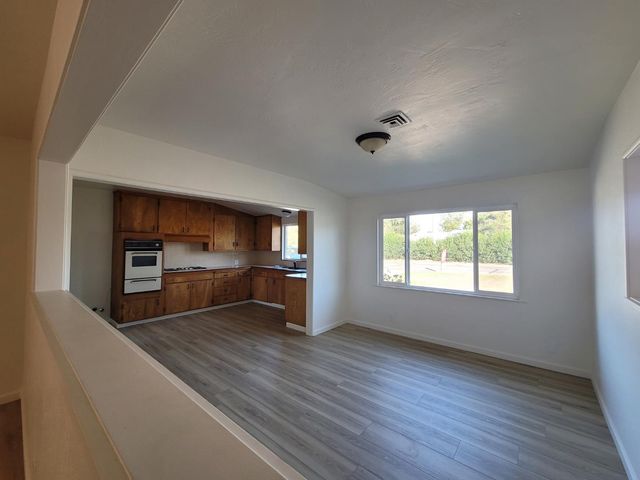 332 W Walnut Avenue, Visalia, CA 93277