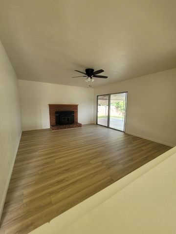 332 W Walnut Avenue, Visalia, CA 93277